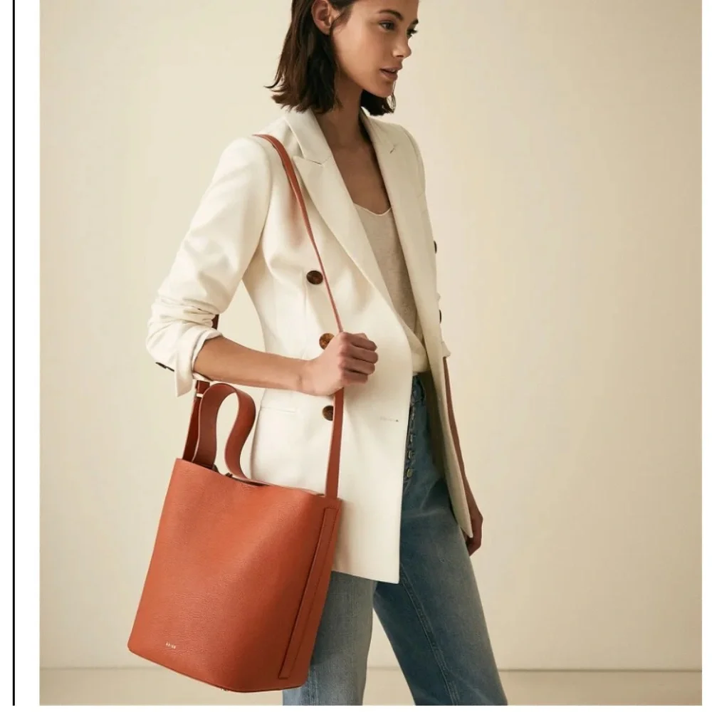 Reiss hudson leather bucket bag in hazel